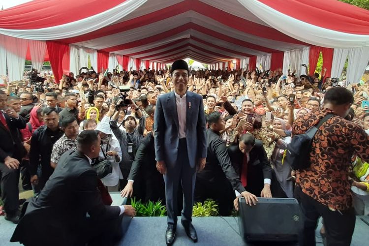 Presiden Jokowi menyapa warga yang sudah mengantre sejak pagi di Monas untuk mengikuti open house di Istana Kepresidenan, Rabu (5/6/2019).