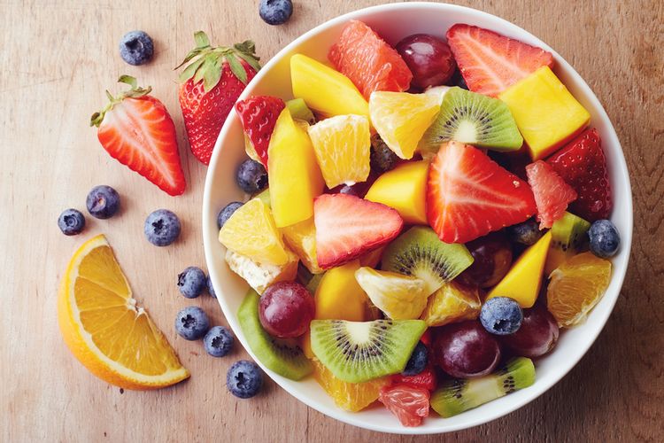 Banyak buah-buahan yang dapat membantu menurunkan demam, seperti mangga, blueberry, jeruk, dan pisang. 