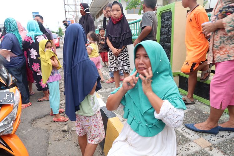 Herlina (45) warga Kelurahan Sadabuan, Padang Sidempuan Utara mendatangi kantor Wali Kota dengan berjalan kaki bersama empat orang anaknya, Rabu (22/4/2020). Dia mengaku sampai saat ini belum mendapat bantuan dan terancam kelaparan.