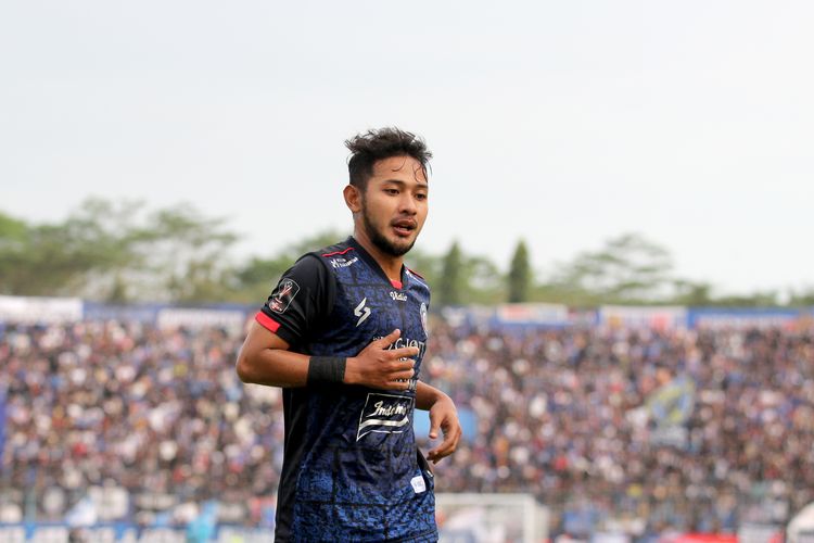 Pemain Arema FC Gian Zola saat pertandingan semifinal leg kedua Piala Presiden 2022 melawan PSIS Semarang yang berakhir dengan skor 2-1 di Stadion Kanjuruhan Kepanjen, Kabupaten Malang, Senin (11/7/2022) sore.