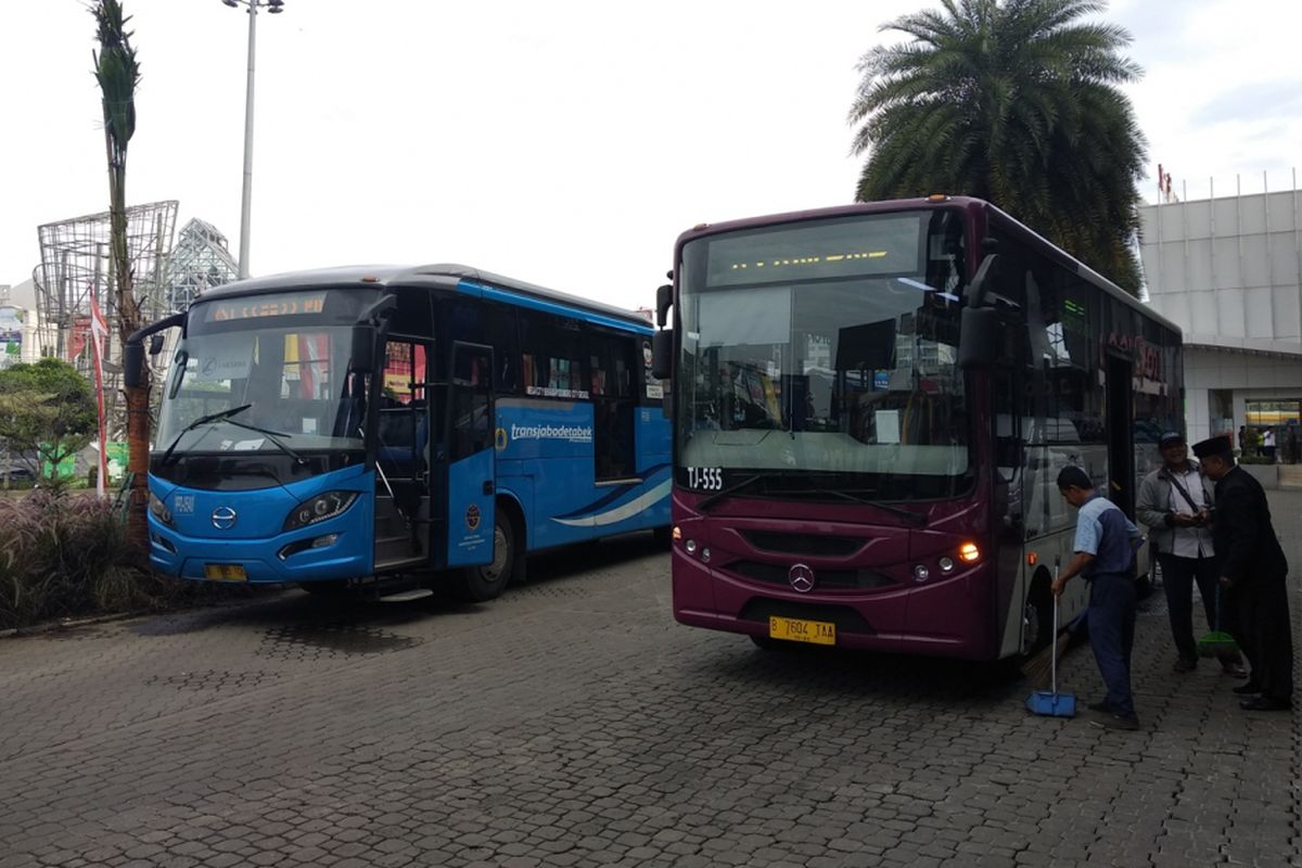 Armada bus Transjabodetabek bersiap di Mega Mall Bekasi, Senin (5/3/2018).