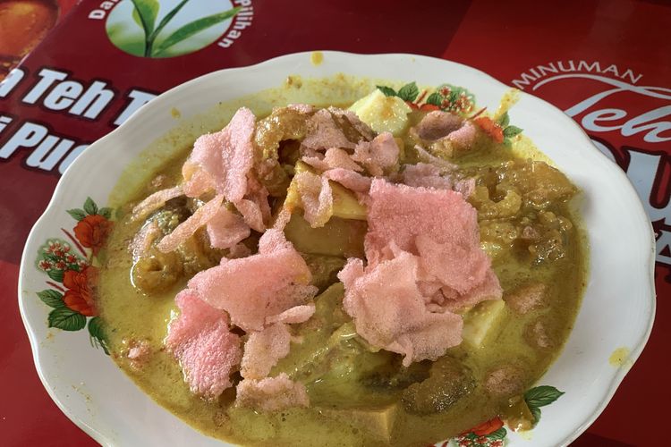 Katupek gulai tunjang atau ketupat sayur gulai di Warkop Rahmah. Lokasi warungnya dekat Bandara Internasional Minangkabau, Kota Padang, Sumatera Barat.
