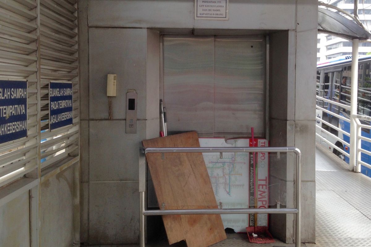 Kondisi lift yang belum beroperasi di Halte Busway Sarinah, Jakarta Pusat, Selasa (2/4/2017).
