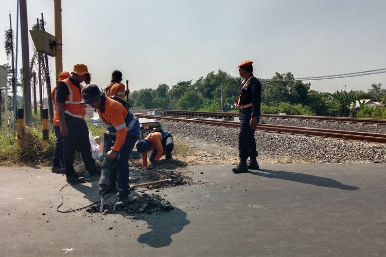 Petugas dari PT KAI memasang batang besi sebagai penutup akses kendaraan roda 4 di pelintasan kereta api tanpa palang pintu di Dusun Gondekan, Desa Jabon, Kabupaten Jombang, Jawa Timur, Selasa (1/8/2023).