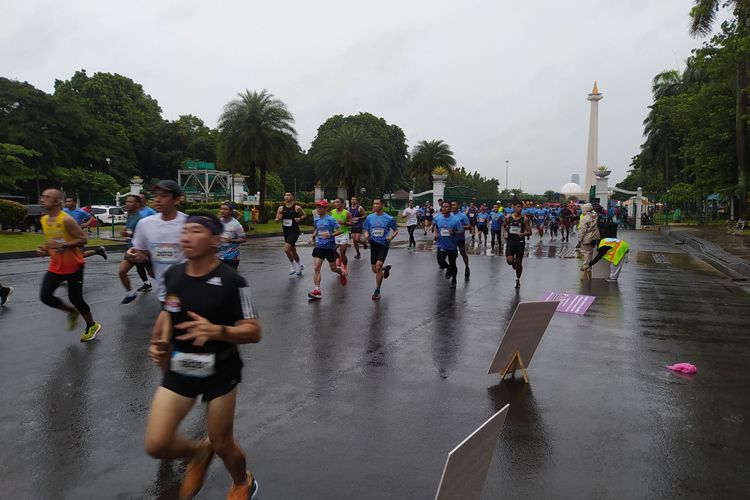 Paspampres menggelar lomba lari bertajuk Setia Waspada Run di kawasan Monumen Nasional (Monas), Jakarta Pusat, Minggu (12/2/2023) pagi. Lomba lari ini diikuti oleh ribuan masyarakat di tengah derasnya hujan. 