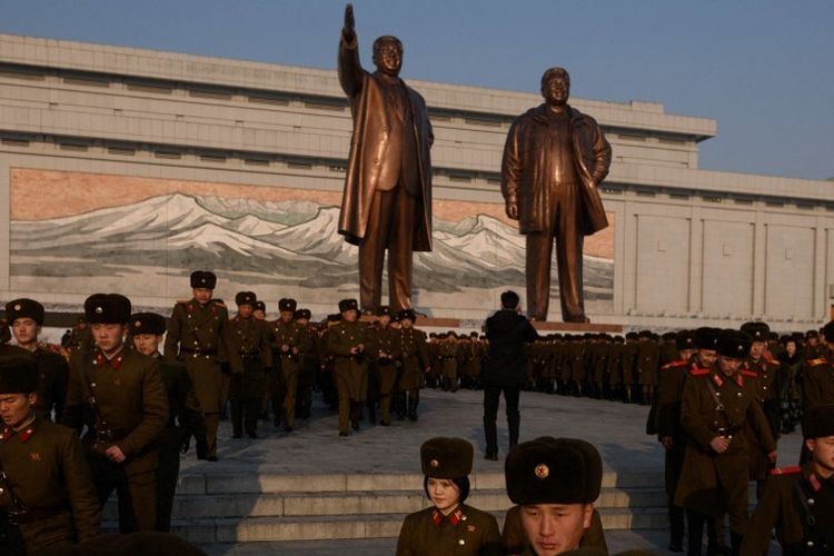 File foto ini diambil pada 16 Februari 2019 menunjukkan tentara Tentara Rakyat Korea (KPA) memberikan penghormatan di depan patung pemimpin Korea Utara Kim Il Sung dan Kim Jong Il di Bukit Mansu di Pyongyang.