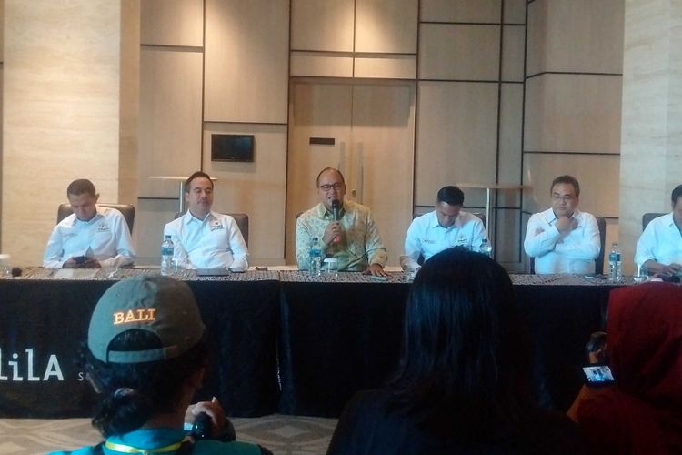 Ketua Umum Kamar Dagang Indonesia,Rosan P Roeslani memberikan penjelasan kepada wartawan usai membuka Rapimwil Tengah Kadin Indonesia di Hotel Alila Solo, Senin ( 30/4/2018) siang. 