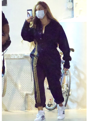 Penyanyi Beyoncé tampil serba Adidas dari pakaian hingga sepatu.