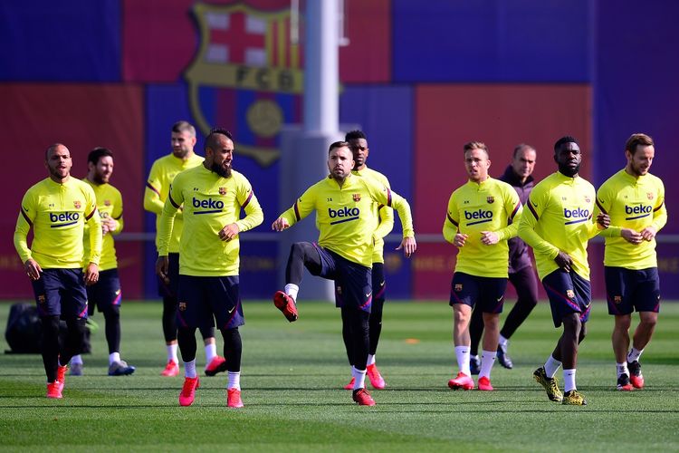 Dalam file ini foto diambil pada tanggal 29 Februari 2020 Para pemain Barcelona mengambil bagian dalam sesi latihan di tempat latihan Joan Gamper di Sant Joan Despi di pinggiran Barcelona pada tanggal 29 Februari 2020 menjelang pertandingan sepak bola Liga Spanyol antara Real Madrid dan Barcelona.