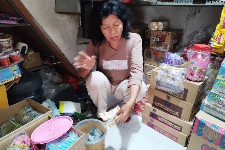 Pemilik warung di Sawah Besar, Jakarta Pusat yang bernama Nunung (52) saat menjelaskan kronologi dugaan hipnotis yang dilakukan seorang warga negara asing (WNA) terhadapnya, Selasa (6/6/2023). (KOMPAS.com/XENA OLIVIA)