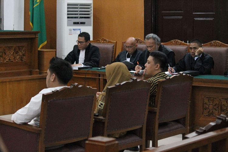 Terdakwa Galih Ginanjar, Rey Utami, dan Pablo Benua saat sidang lanjutan kasus video ikan asin, di Pengadilan Negeri Jakarta Selatan, Senin (9/3/2020).