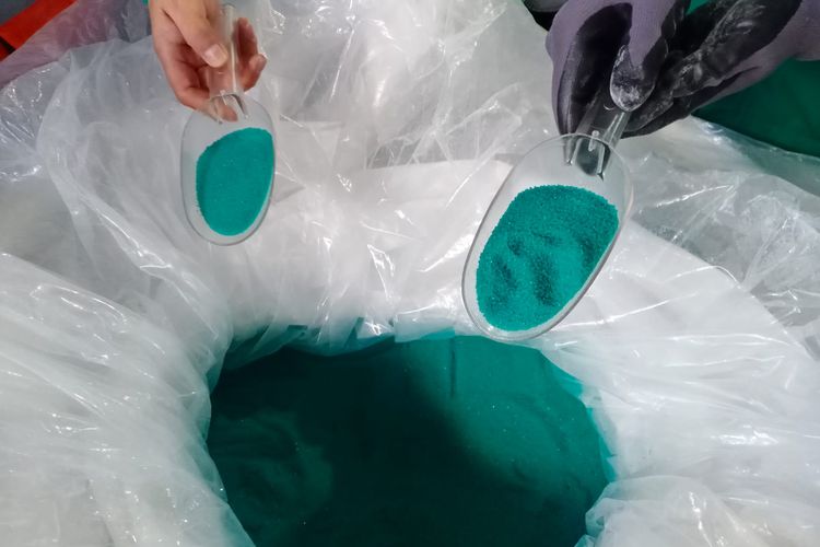 Nikel sulfat (NiSO4) bermanfaat sebagai bahan prekursor katoda baterai litium atau baterai kendaraan listrik.
