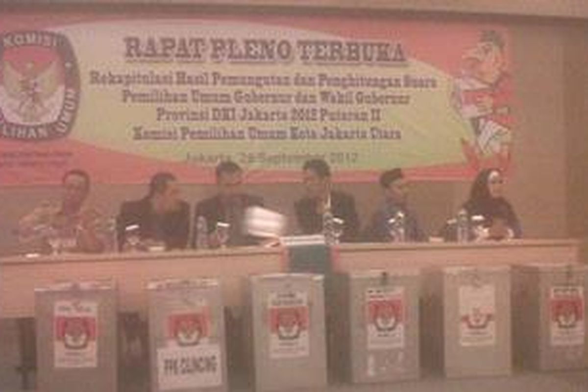 Rapat pleno terbuka rekapitulasi hasil pemungutan dan penghitungan suara Pilkada DKI Jakarta putaran kedua, untuk wilayah Jakarta Utara, yang berlangsung di Hotel Harris, Kelapa Gading, Jakarta Utara. Rabu (26/9/2012).