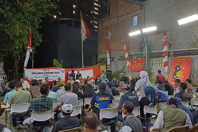 Warga Kelurahan Kebagusan dan Lenteng Agung di Jakarta Selatan mendeklarasikan Kampung Siaga untuk mencegah tawuran hingga kejahatan jalanan, Selasa (8/8/2023(.