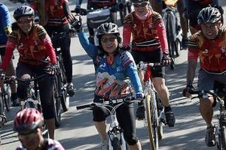 Menteri Pariwisata dan Ekonomi Kreatif Mari Elka Pangestu mengikuti gowes bareng tim Kompas Jelajah Sepeda Manado-Makassar pada etape terakhir dari Pangkajene menuju garis finis di Kota Makassar, Sulawesi Selatan, Minggu (31/8/2014). Tim Kompas Jelajah Sepeda merampungkan perjalanan dari Manado hingga Makassar lebih kurang 1.510 kilometer selama 14 hari.