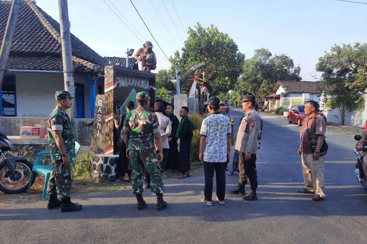 Caption: Pagar Nusa Ranting Rowoharjo dan stakeholder terkait saat membongkar tugu perguruan silat Pagar Nusa di Dusun Balerejo, Desa Rowoharjo, Kecamatan Prambon, Kabupaten Nganjuk, Jumat (11/8/2023). Doc: Humas Polres Nganjuk