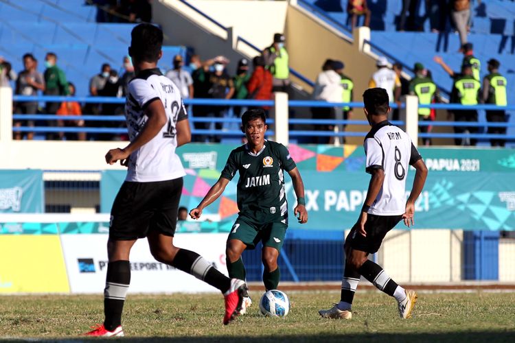 Pencetak gol kelima Jawa Timur Dwiki Mardianto saat babak 6 besar PON XX Papua 2021 melawan Kalimantan Timur yang berakhir dengan skor 5-1 di Stadion Barnabas Youwe Sentani, Kabupaten Jayapura, Jumat (8/10/2021) sore.