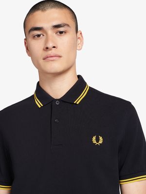 Fred Perry shirt yang ikonik.