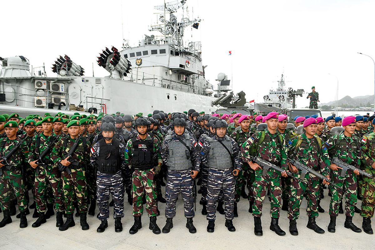 Foto dirilis Selasa (9/6/2020), memperlihatkan prajurit TNI mengikuti upacara Operasi Siaga Tempur Laut Natuna 2020 di Pelabuhan Pangkalan TNI AL Ranai, Natuna, Kepulauan Riau. Demi menjaga kedaulatan RI, TNI menerjunkan delapan KRI yang silih berganti mengamankan Perairan Natuna dari ancaman kapal asing yang ingin mengeruk kekayaan sumber daya perikanan di perbatasan Zona Ekonomi Eksklusif (ZEE) Indonesia tersebut.