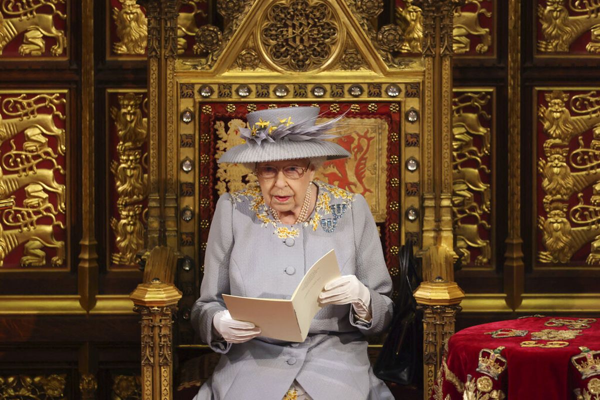 Ratu Elizabeth II dari Inggris menyampaikan pidato di House of Lords selama Pembukaan Parlemen di Istana Westminster di London, Selasa 11 Mei 2021.