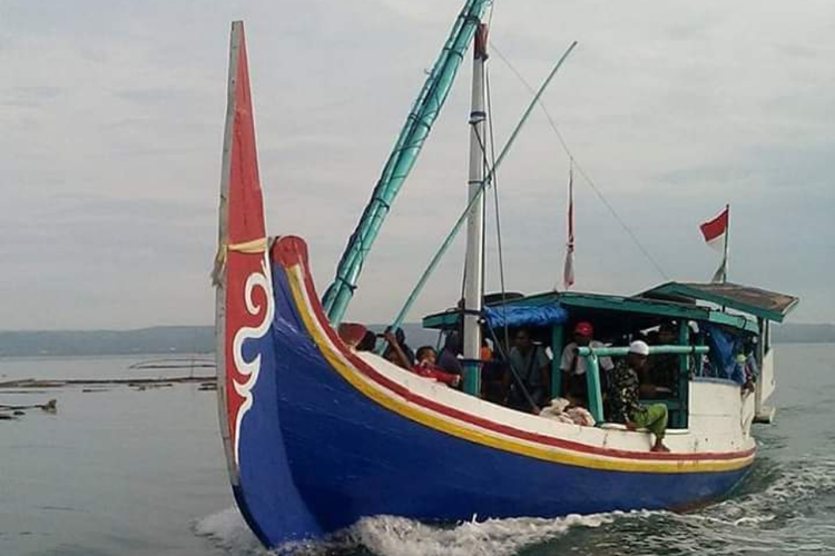 Penumpang perahu kayu dari Situbondo saat akan bersandar di Pelabuhan Aeng Panas, Kecamatan Pragaan, Kabupaten Sumenep, Jumat (22/4/2022).