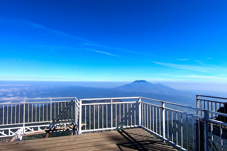 Taman Langit Gunung Telomoyo dengan latar belakang Gunung Ungaran.