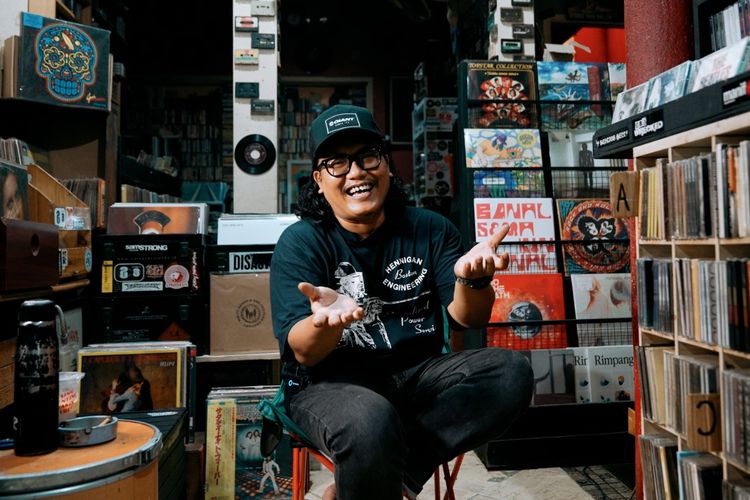 Di Antara Pita Kaset dan Layar Sentuh: Cerita Brury Prasetyo Merawat Musik Fisik di Semarang