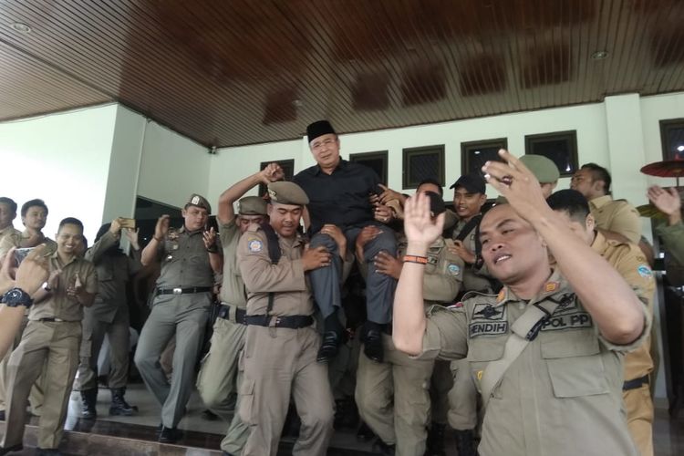 Wali Kota Tasikmalaya Budi Budiman, diangkat pegawainya saat masuk pertama kerja pasca ditetapkan sebagai tersangka, Senin (29/4/2019). 