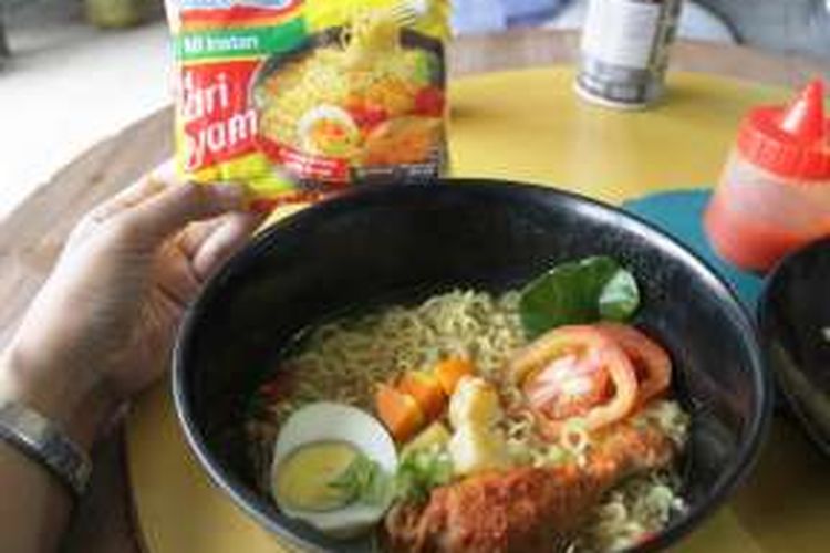 Mi rasa Kari Ayam yang menggugah selera ini dilengkapi dengan topping seperti di bungkusnya