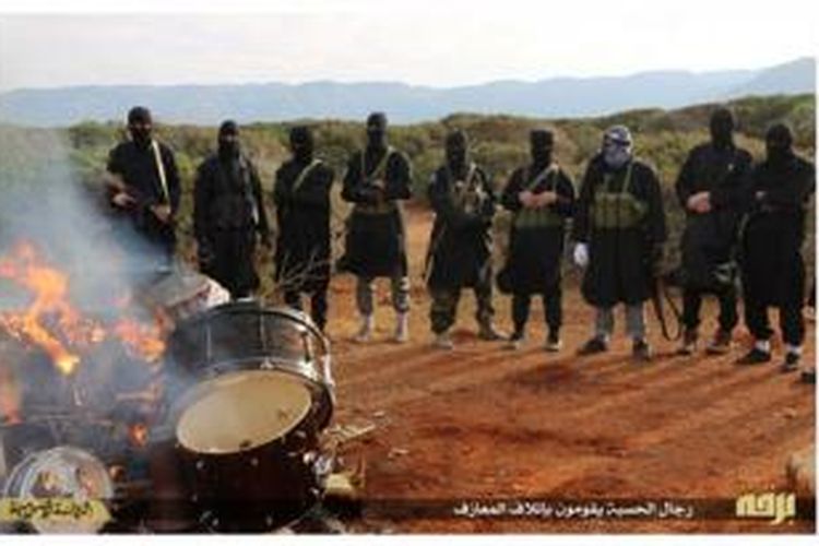 Kelompok ISIS merilis foto aksi mereka membakar alat musik drum di gurun pasir dekat kota Derna, Libya.