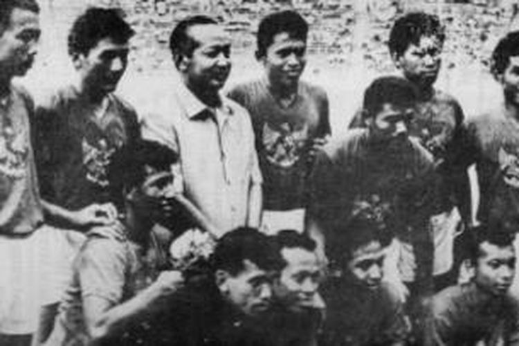 Sinyo Aliandoe (bawah ketiga dari krii) bersama tim PSSI berfoto bersama Presiden Soeharto di Gelora Sunayan pada 1970. Tim PSSI saat itu diperkuat pemain-pemain legendaris seperti Sutjipto Suntoro, Judo Hadianto, M. Basri, Kam Tek Fong dll.