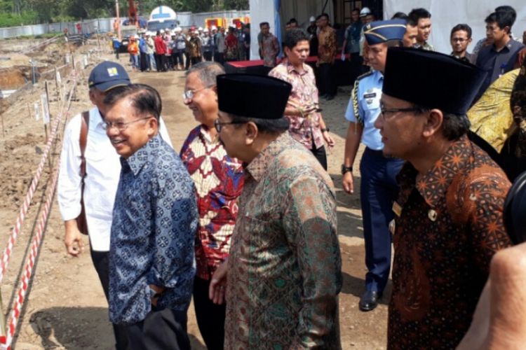 Wapres Jusuf Kalla saat meresmikan pembangunan SPAM Umbulan di Pasuruan dengan didampingi Gubernur Jawa Timur Soekarwo dan Bupati Pasuruan Irsyad Yusuf