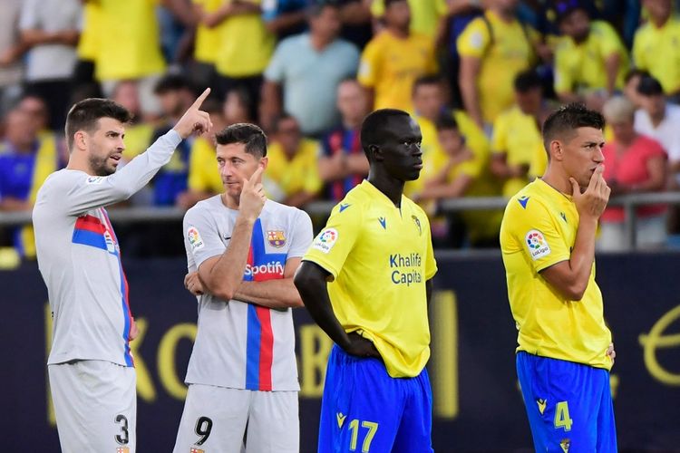 Para pemain Barcelona dan Cadiz memberikan gestur saat ada darurat medis di tribune penonton pada laga Liga Spanyol di Estadio Nuevo Mirandilla, Sabtu (10/9/2022). Laga Cadiz vs Barcelona kemudian berakhir dengan skor 4-0 untuk kemenangan tim tamu. Berkat kemenangan ini, Barcelona untuk sementara berhak menemapti posisi puncak klasemen Liga Spanyol dengan koleksi 13 poin.