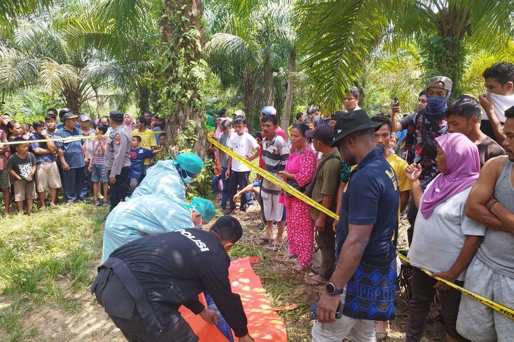 Petugas kepolisian saat melakukan olah TKP kasus temuan mayat wanita yang sudah tinggal tulang belulang, di Desa Pematang Obo, Kecamatan Bathin Solapan, Kabupaten Bengkalis, Riau, Minggu (17/9/2023).