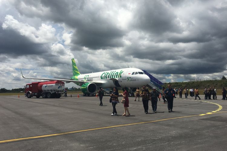 Penerbangan perdana Citilink rute baru Halim-Silangit di Bandara Internasional Silangit, Sumatera Utara, Sabtu (28/10/2017). 