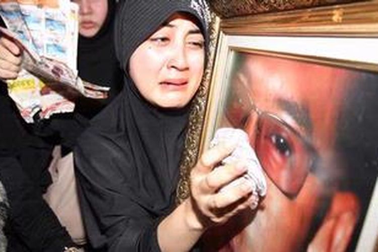 Istri Ustaz Jeffry Al Buchori atau Uje, Pipik Dian Irawati, menangis di depan jenazah sang suami yang meninggal dunia, di rumah duka, Perumahan Bukit Mas, Rempoa, Tangerang Selatan, Jumat (26/4/2013). Uje meninggal dunia karena kecelakaan motor di depan rumah yang beralamatkan di Jalan Gedung Hijau Raya No 17, Pondok Indah, Jakarta Selatan pada Jumat dini hari sekitar pukul 02.00 WIB. 