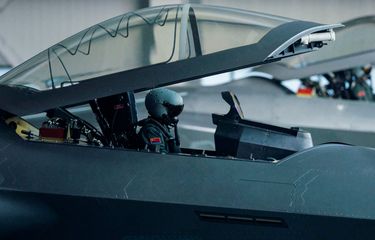 Salah satu adegan di film Born to Fly yang dibintangi Wang Yibo dan Hu Jun.