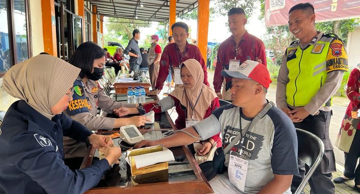 Mau Antar Kotak Suara ke PPK, Perempuan Petugas KPPS Pingsan