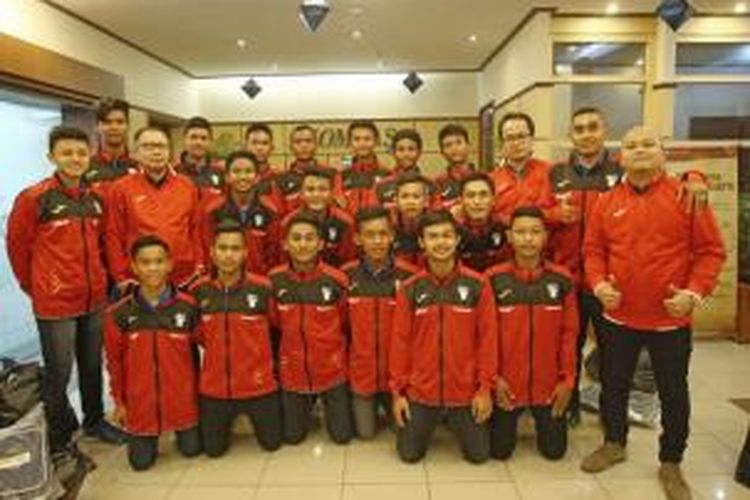 Para pemain tim LKG asuhan pelatih Indriyanto Nugroho saat berada di Kantor Harian Kompas, Palmerah, Senin (6/7/2015)
