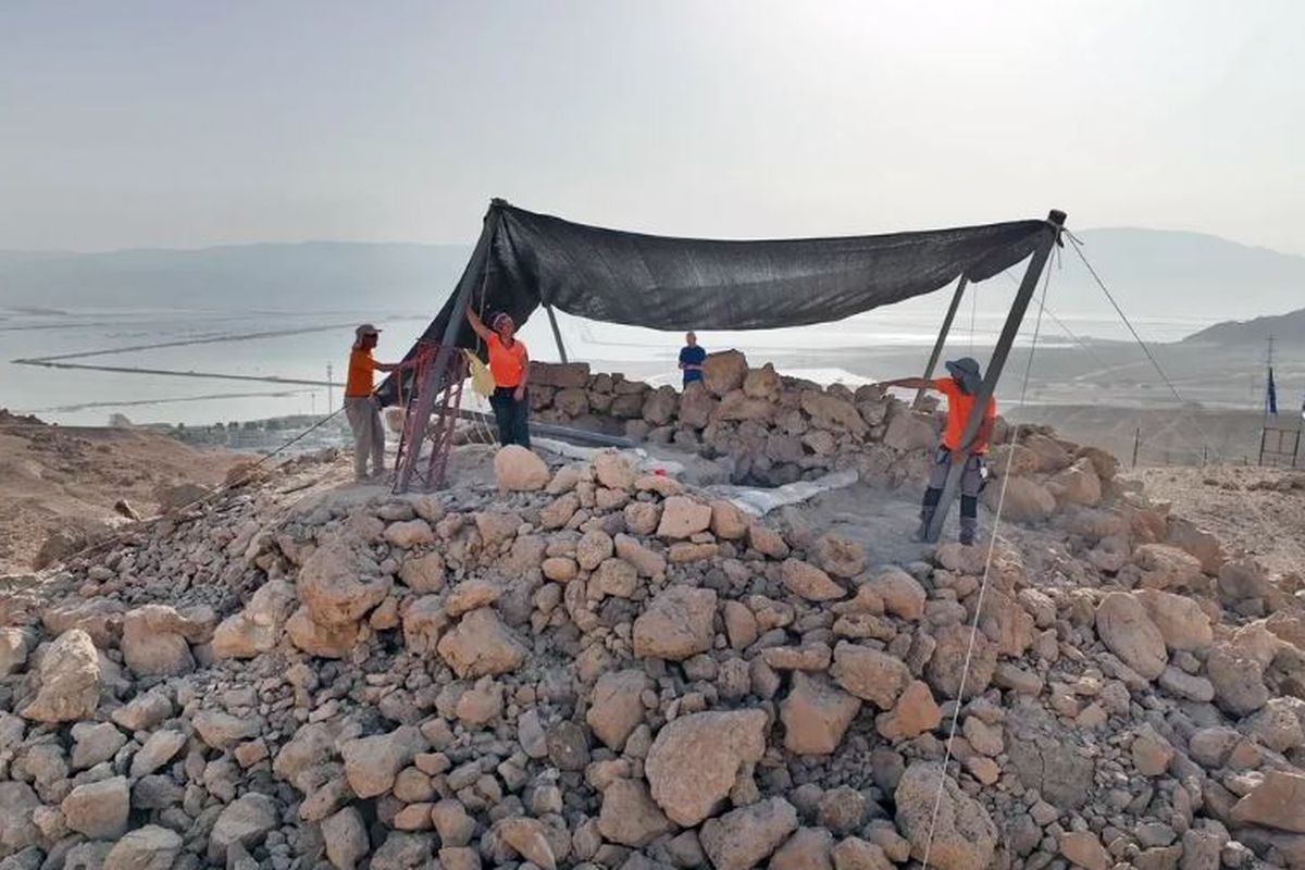 Sebuah tenda menutupi penggalian di lokasi utara Nahal Zohar.
