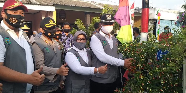 Wali Kota Madiun Maidi didampingi Kapolres Madiun Kota R. Bobby Aria Prakasa, Ketua DPRD Kota Madiun Andi Raya, dan Ketua Tim Penggerak PKK Yuni Sulistyowati Maidi, saat meninjau Kampung Tangguh Semeru, di Perumahan Asabri, Kelurahan Kanigoro, Kecamatan Kartoharjo, Selasa (21/7/2020).