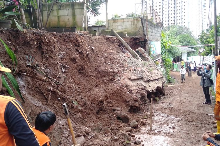 Tanah longsor di Gang Al-Amin, Jagakarsa, Jakarta Selatan, Selasa (25/2/2020)