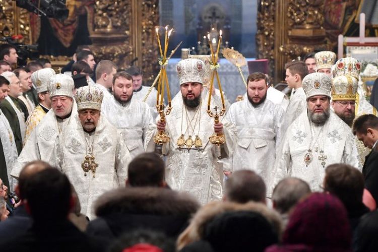 Kepala Gereja independen Ortodoks Ukraina, Metropolitan Epiphanius (atau Yepifaniy) (tengah) memimpin misa Natal di katedral Saint Sophia di Kiev, Senin (7/1/2019). (AFP/Sergei Supinsky)\" data-caption-en=