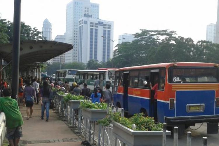 Sejumlah bus Kopaja dan Metromini yang ngetem di depan Stasiun Sudirman, Jakarta,beberapa waktu lalu