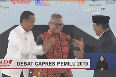 Di Panggung Debat, Jokowi Tertawa Setelah Dibisiki Prabowo