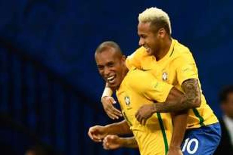 Miranda dan Neymar merayakan gol pembuka Brasil ke gawang Kolombia pada laga kualifikasi Piala Dunia 2018 di Manaus, Selasa (6/9/2016). 