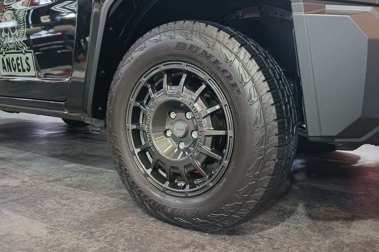 Toyota Rangga dengan aplikasi flat deck untuk towing motor