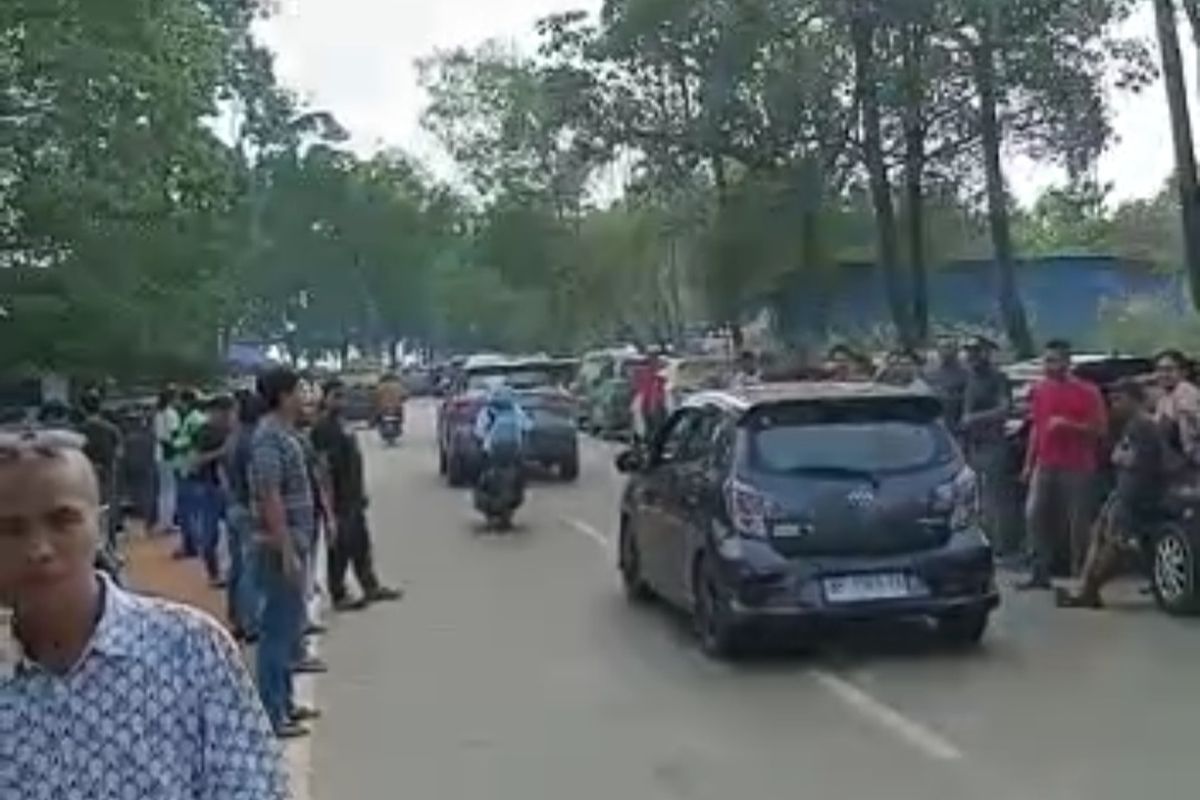 Driver pangkalan atau yang lebih dikenal taksi konvensional yang ada di Pelabuhan Telaga Punggur, Batam, Kepulauan Riau (Kepri) kembali ricuh dengan driver taksi online. Bahkan kedua driver tersebut nyaris adu jotos.