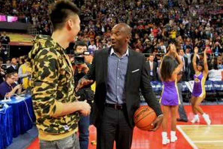 Pebasket Los Angeles Lakers yang tengah cedera, Kobe Bryant (kanan), berbicara dengan salah satu penggemar saat timnya menghadapi Golden State Warriors, pada tur NBA Global Game 2013, di Wukesong Stadium, Beijing, China, Selasa (15/10/2013). Warriors memenangi pertandingan ini dengan 100-95.