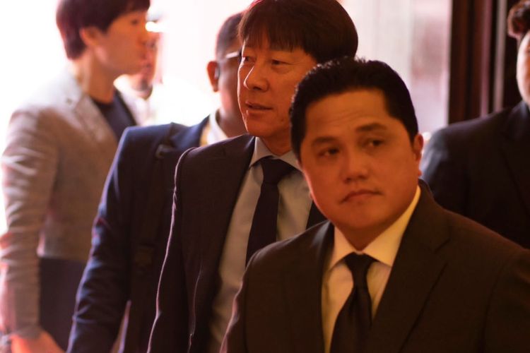 Ketua Umum PSSI Erick Thohir (depan) dan Pelatih Timnas Indonesia, Shin Tae-yong (2 dari kanan), saat menghadiri drawing Piala Asia 2023 di Qatar, Kamis (11/5/2023). Indonesia masuk Grup D bersama dengan Jepang, Irak dan Vietnam.